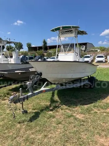 2000 TRITON 18 SEAFLIGHT C/C BOAT
