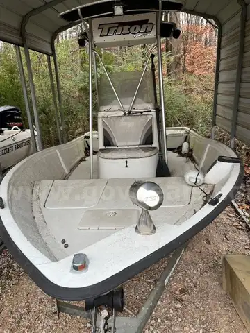 2001 TRITON RE1800 C/C BOAT W/MOTOR AND TRAILER