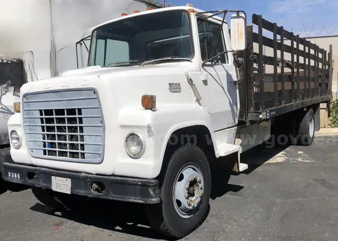 TRUCK: 24FT STAKEBED/ FLATBED