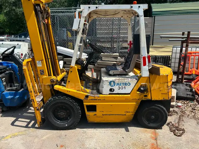 Forklift  (Unit-301) 1989 TCM Model FD25Z2  Diesel Starts with a boost  See Condition