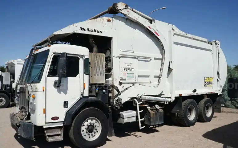 2015 Peterbilt 320