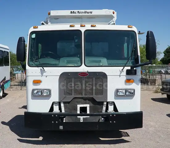 2015 Peterbilt 320