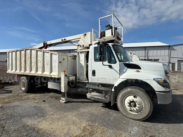 2017 International 7300 Bulk Refuse Truck