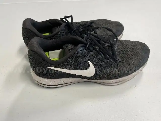 Pair of Used Men&#x2019;s Nike Shoes, Size 11 (North American Bidders Only)