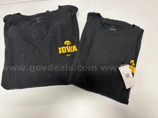 Lot of 2 Men&#x2019;s Iowa Hawkeyes Nike Crewneck Sweatshirt size XL
