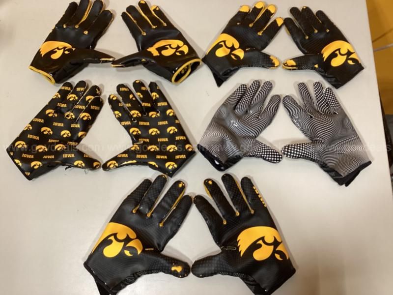 Iowa football hot sale gloves