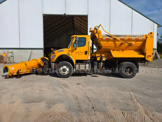 2015 Freightliner M2 106 4&#xD7;4 single axle plow truck with Cummins 6.7L ISB diesel