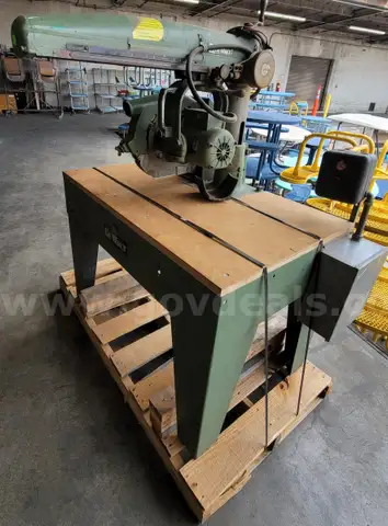 **** DEWALT HEAVY-DUTY GA RADIAL ARM SAW **** (ND)