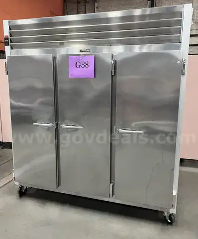 **** TRAULSEN G30010 SOLID DOOR 3 SECTION REACH-IN MOBILE REFRIGERATOR (91&#x22; x 43&#x22; x 83 1/2&#x22;) **** (I)