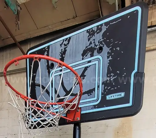 **** LIFE-TIME 10 FT. PORTABLE BASKETBALL HOOP **** (ND)