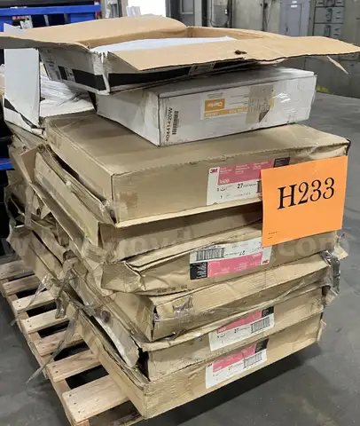 **** ASSORTED JANITORIAL BURNISHING AND CLEANING FLOOR PADS (1 PALLET) **** (I)