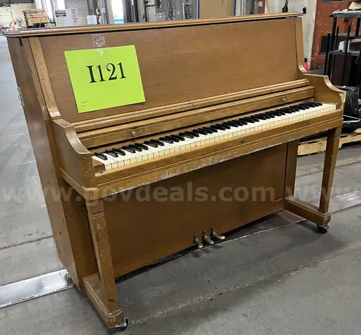 **** GULBRANSEN UPRIGHT PIANO **** (I)