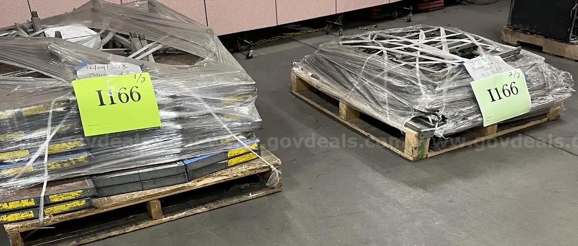 **** STAGING STRAIGHT SEATED RISER SYSTEM WITH GUARD RAILS (2 PALLETS) **** (I)