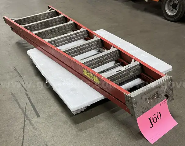 **** 8 FT. ALUMINUM STEP LADDER **** (I)
