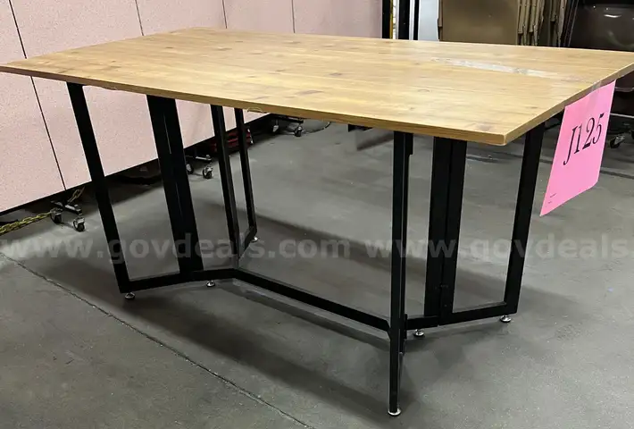 **** EXTENDABLE DROP LEAF FOLDING DINING TABLE (63&#x22; W. x 31 1/2&#x22; D. x 29 1/2&#x22;H.) **** (I)