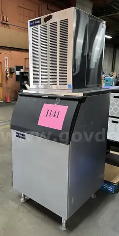 **** ICE-O-MATIC ICEMAKER WITH FOLLET SLOPE FRONT BIN **** (I)