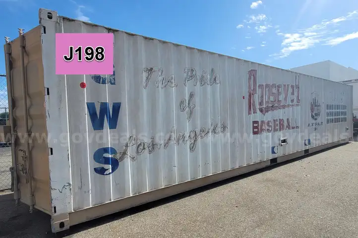 **** 40 FT. STORAGE CONTAINER WITH VENTILATION **** (P)