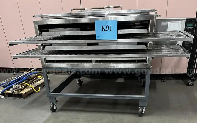 **** LINCOLN- ENODIS PIZZA CONVEYOR GAS OVEN WITH MOBILE STAND AND ACCESSORIES **** (I)