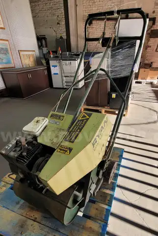 **** RYAN LAWNAIRE III AERATOR & DETHATCHER **** (I)