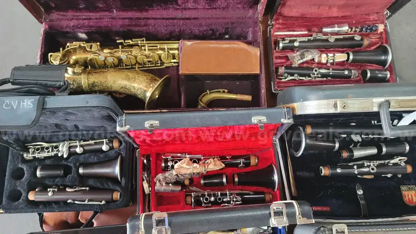 **** ASSORTED WOODWIND AND BRASS MUSICAL INSTRUMENTS (11 UNITS) **** (I)
