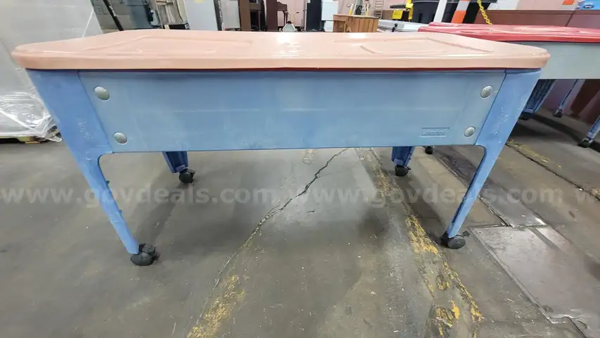 **** LAKESHORE SAND AND OR WATER ACTIVITY TABLE WITH COVER **** (I)