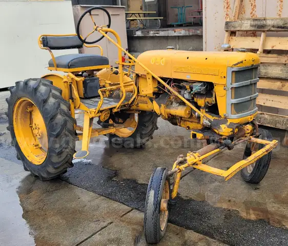 **** MC CORMICK FARMALL CUB VINTAGE TRACTOR (ENGINE # 351686-R3 L2X) **** (I)