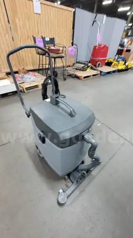 **** ADVANCE GW 6016 WET-DRY VACUUM **** (I)