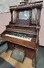 **** THE BELL ORGAN & PIANO CO. ANTIQUE PARLOR PEDEL ORGAN **** (I)