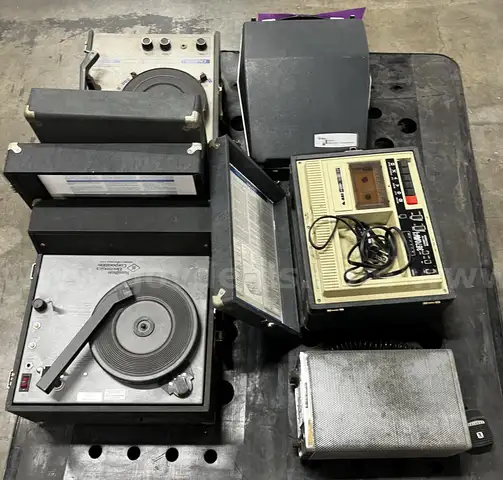 **** VINTAGE RECORD PLAYERS AND AUDIO EQUIPMENT (5 UNITS) **** (I)