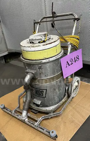 **** NSS MUSTANG 1000 CANISTER VACUUM **** (I)