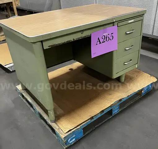 **** VINTAGE METAL DESK **** (I)