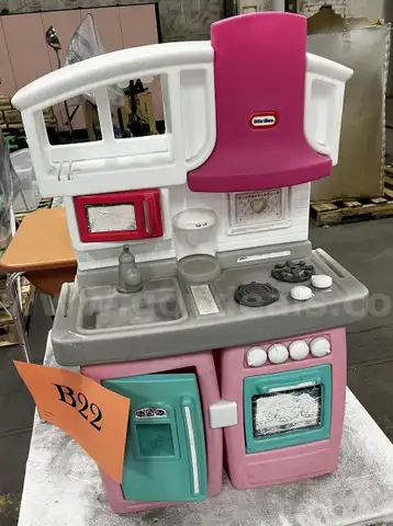 **** CHILDREN'S PLAY KITCHEN WITH TABLE AND CHAIR (3 UNITS) **** (I)