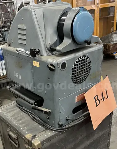 **** OPA-SCOPE VINTAGE OVERHEAD PROJECTOR WITH TRAVEL CASE **** (I)