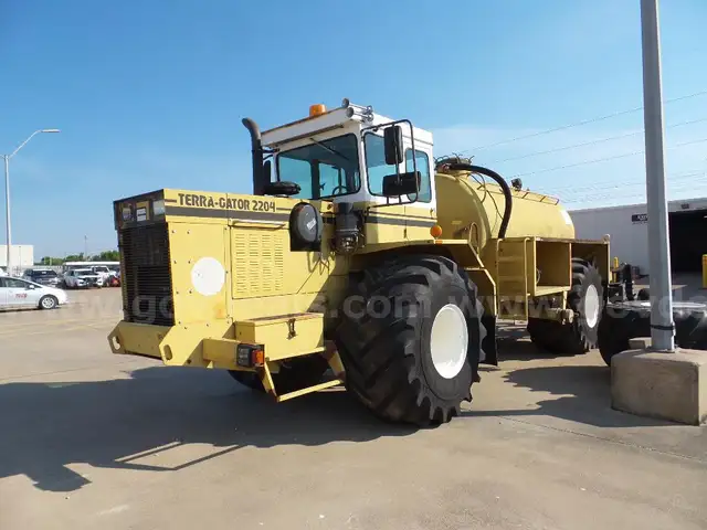TRACTOR-LIQUID SLUDGE INJECTOR