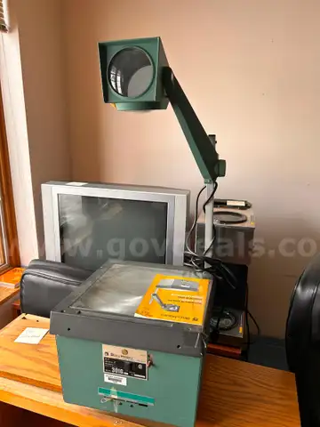 Overhead Projector, Powers On and Light Works