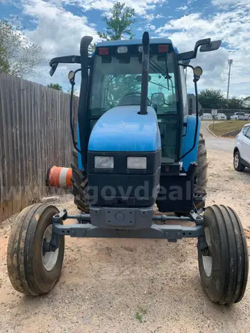 NEW HOLLAND TRACTOR