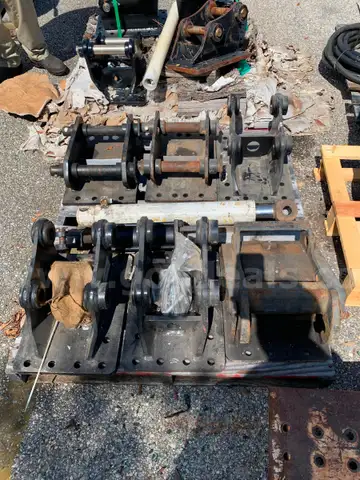 CATERPILLAR mounting bracket adapters