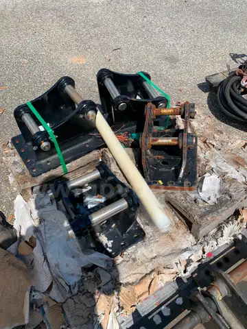 CATERPILLAR mounting bracket adapters