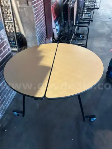 4&#x27; folding cafeteria tables