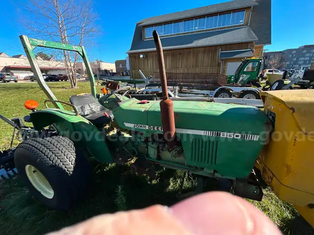 JOHN DEERE 850 TRACTOR