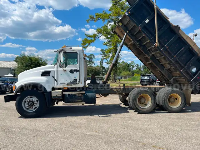 2004 Mack CV713 Granite