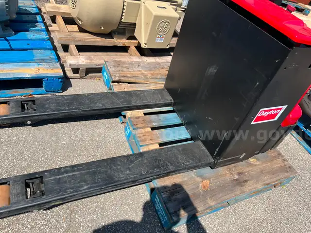 DAYTON POWERED PALLET JACK