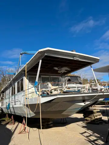 Wildcat lll Houseboat