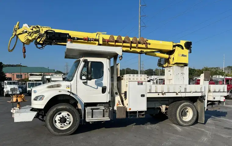 2014 Freightliner Altec Digger Derrick truck