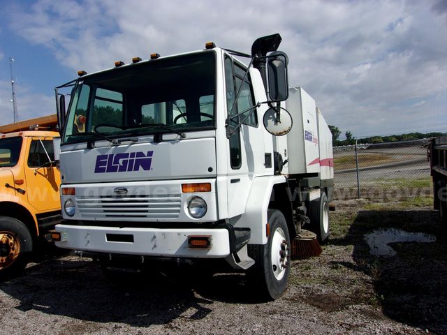 2001 Freightliner FLD112 - Elgin Mechanical Broom | GovDeals