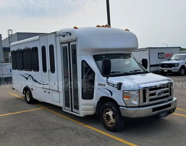 2008 Ford 450 6.8 Liter 16 Passenger Bus With Wheelchair Lift