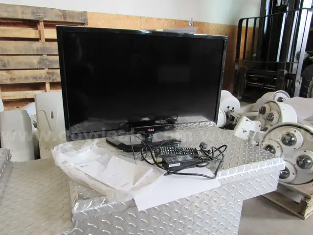 LG Flatscreen TV w/Remote