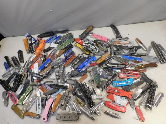 28 lbs Knives &#x26; Multi-tools (FS)