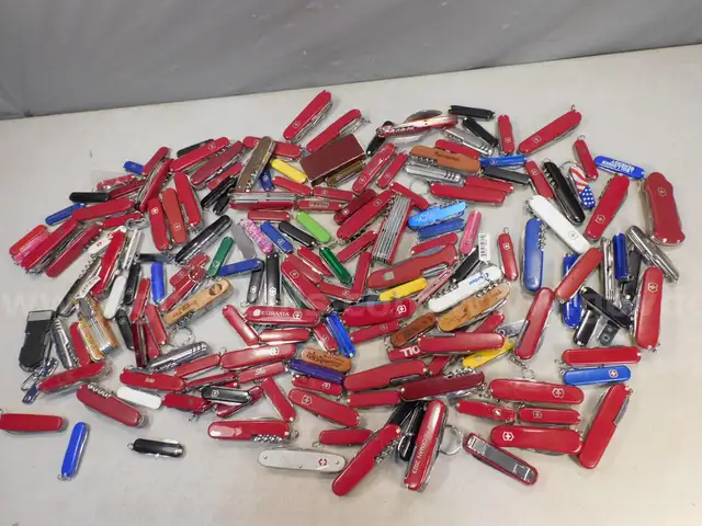 17 lbs Knives &#x26; Multi-tools (FS)