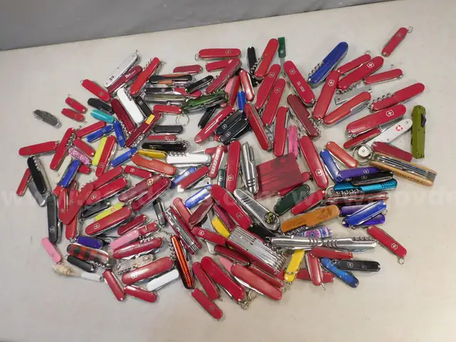 16 lbs Knives &#x26; Multi-tools (FS)